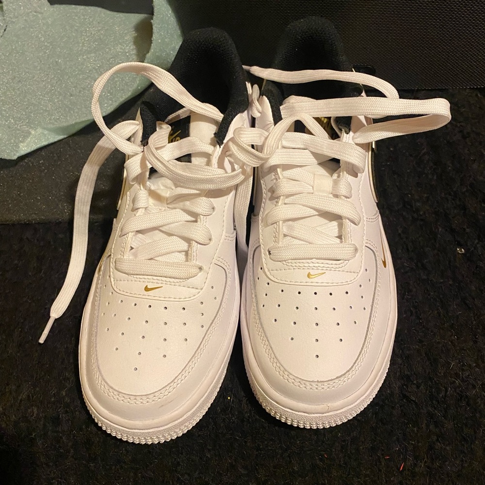 Nike sneakers youth 4.5 fits size 5 women